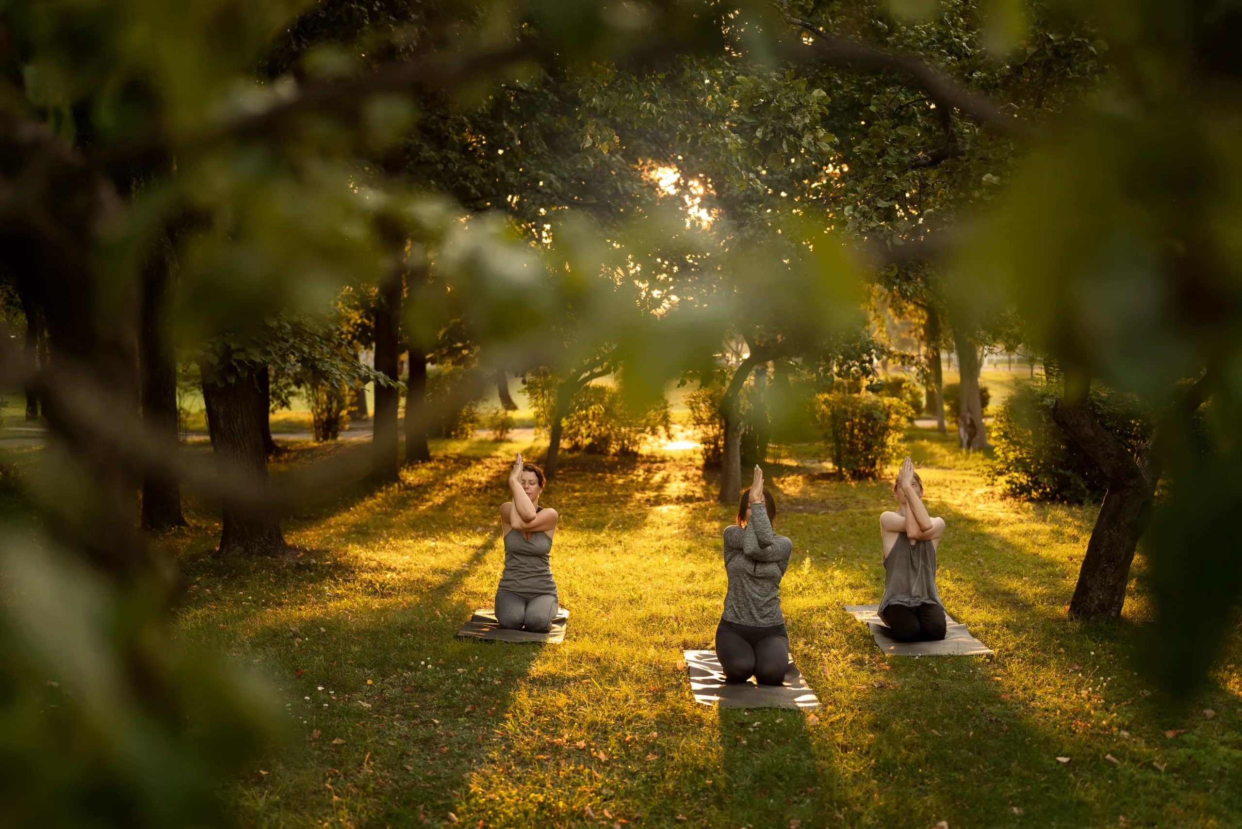 full-shot-women-meditating-nature